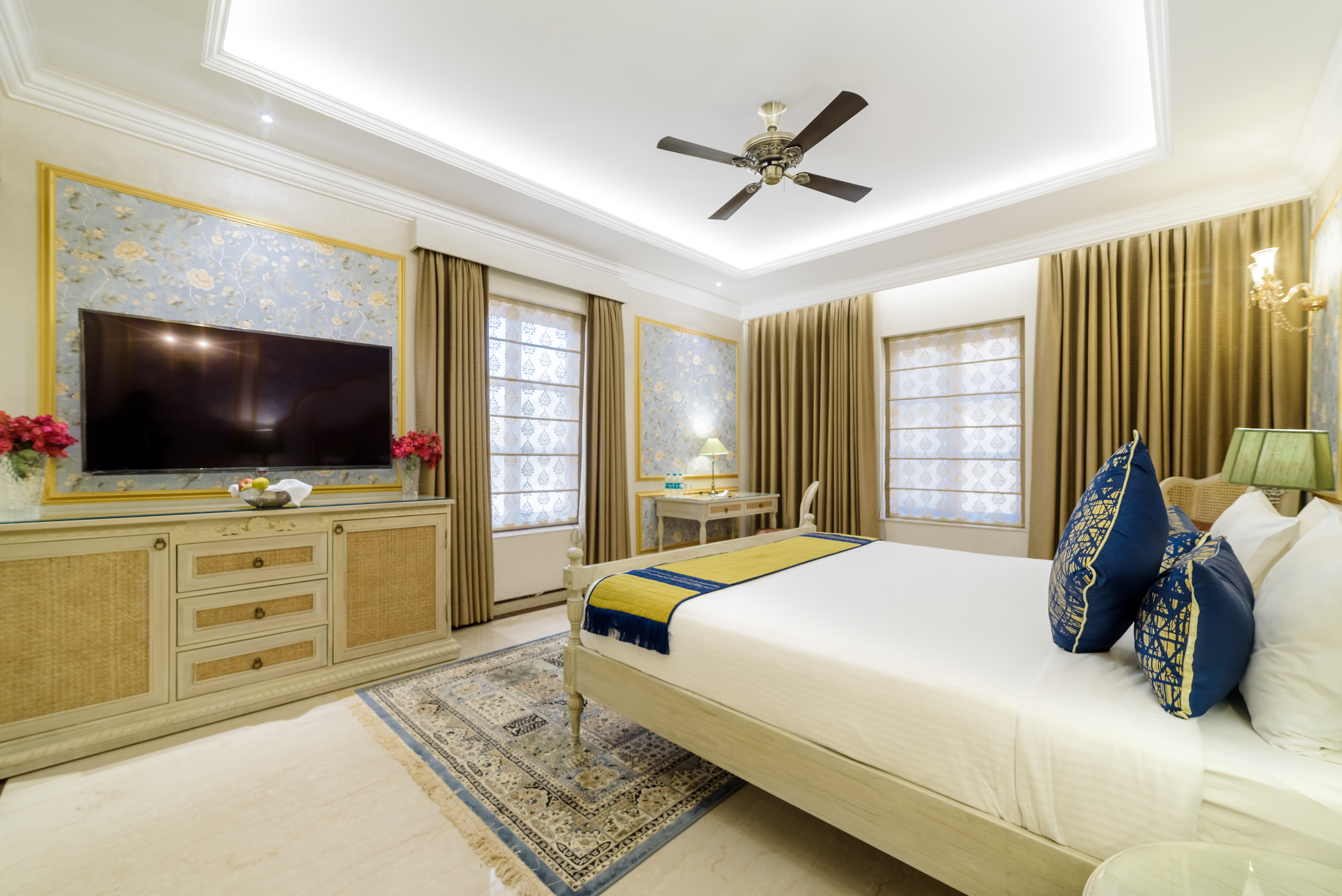 Room Opposite Round Bed 4
