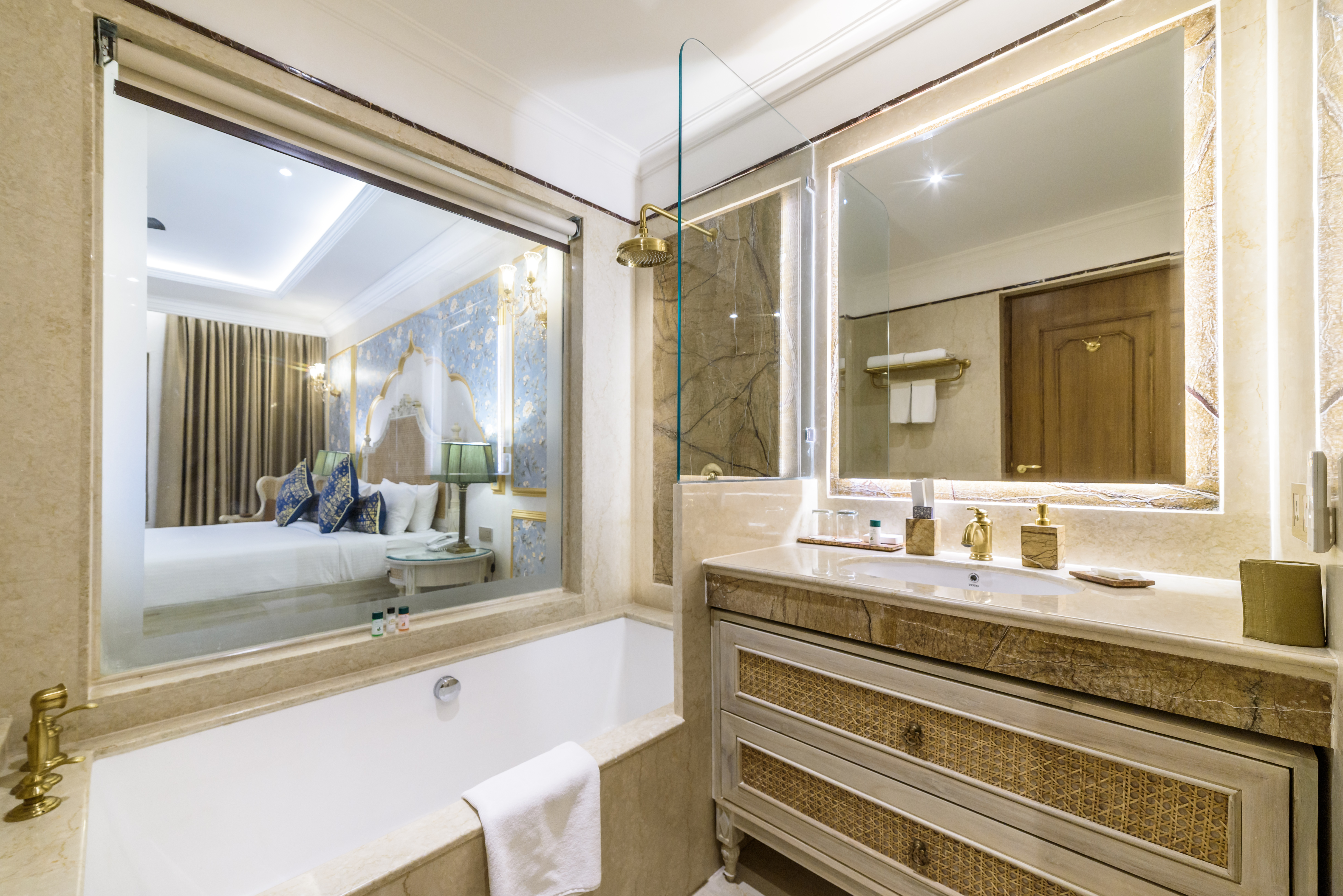 Room Opposite Round Bed 7